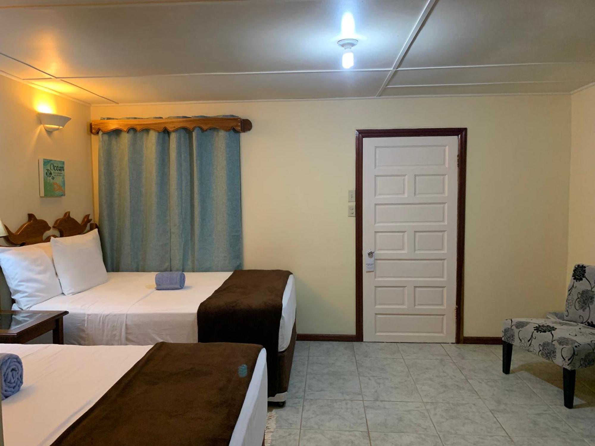 Blue Marlin Beach Resort Dangriga Szoba fotó